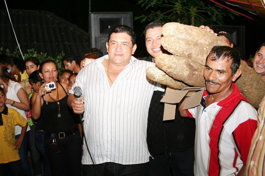 Poncho Zuleta con el Ñame gigante