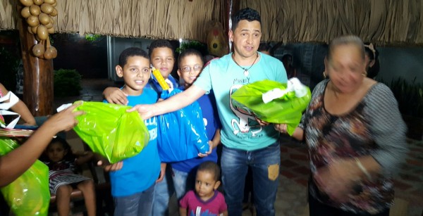 Jorgito Celedon lleva regalos para los niños de Villanueva 2